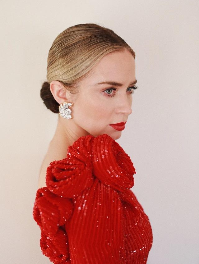 From Stuttering to Stardom: How Emily Blunt Conquered Hollywood and Became a Global Icon!
